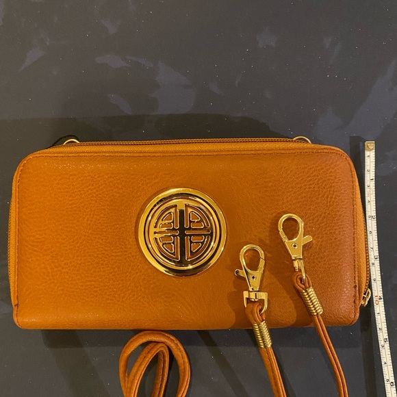 NWT Crossbody purse/ clutch - Picture 2 of 5